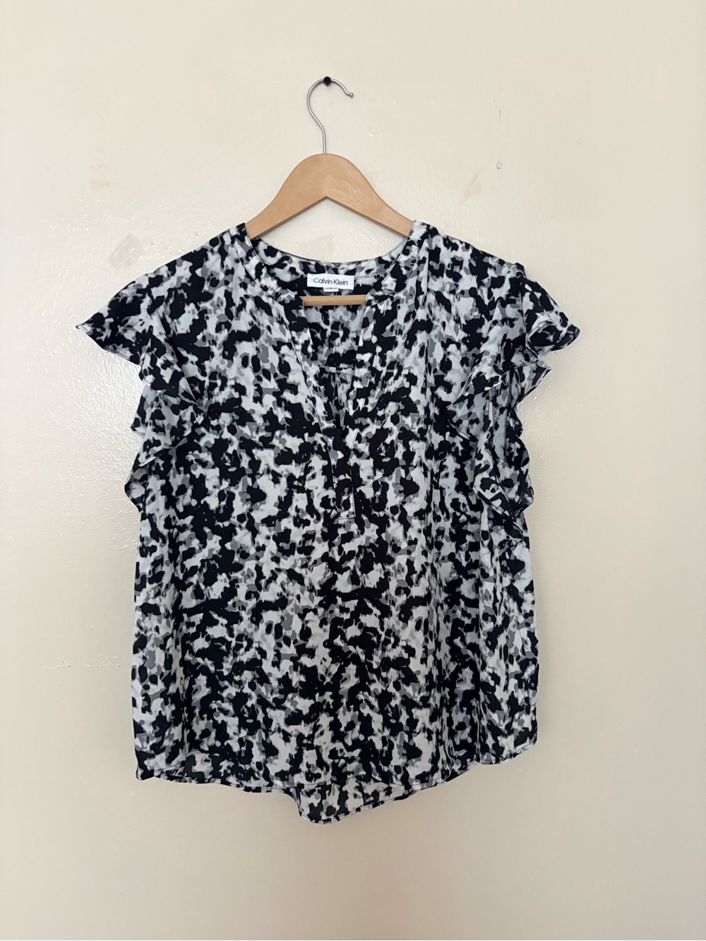 Calvin Klein Black & White Abstract Ruffle Sleeve Blouse